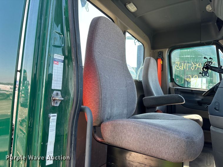 image for item YA2334 2017 Freightliner Cascadia 125 semi truck