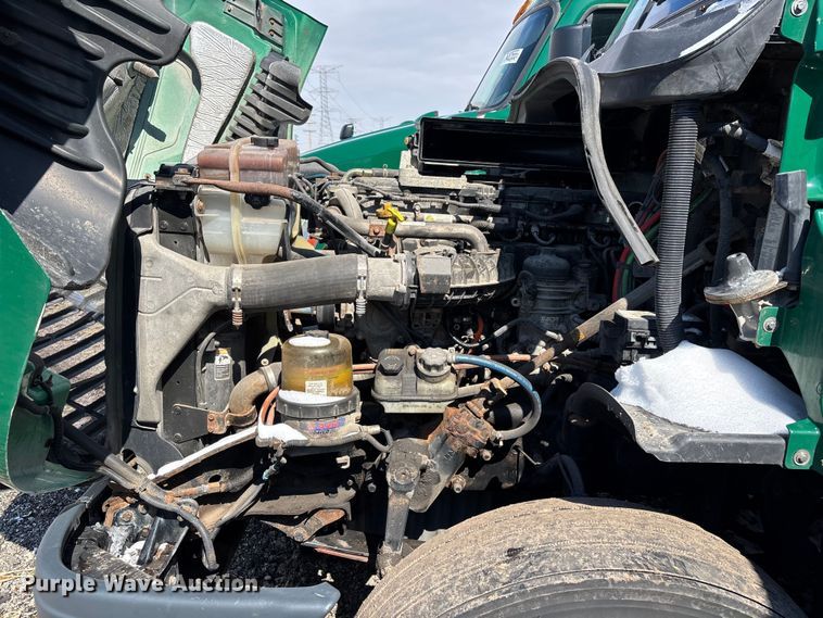 image for item YA2334 2017 Freightliner Cascadia 125 semi truck