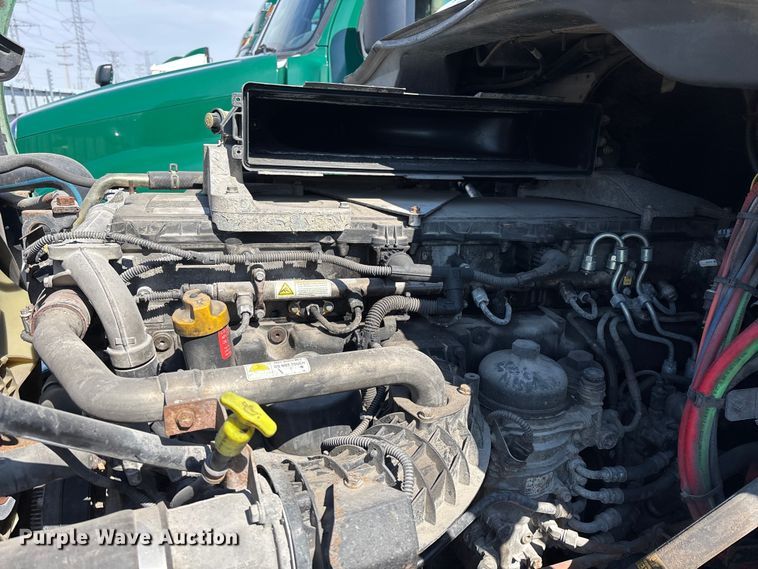 image for item YA2334 2017 Freightliner Cascadia 125 semi truck