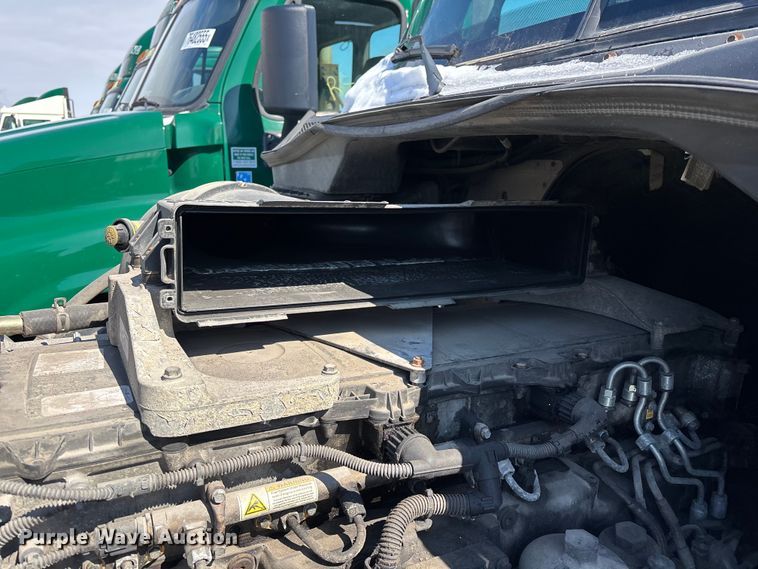 image for item YA2334 2017 Freightliner Cascadia 125 semi truck