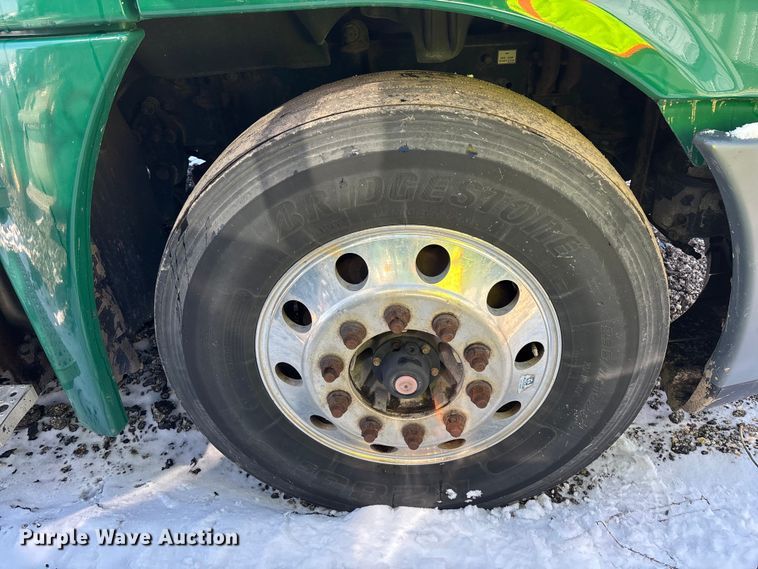 image for item YA2334 2017 Freightliner Cascadia 125 semi truck