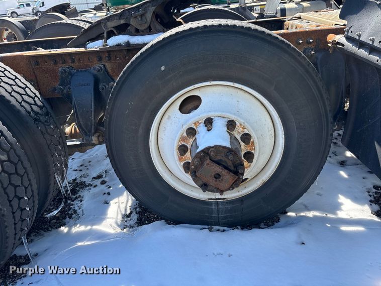 image for item YA2334 2017 Freightliner Cascadia 125 semi truck