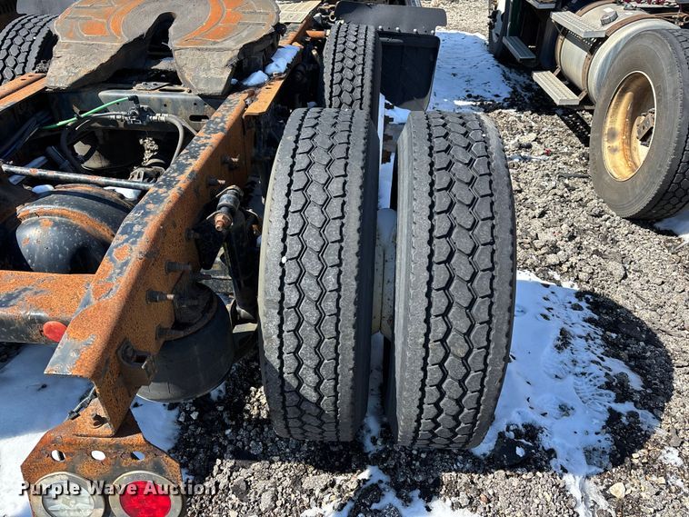 image for item YA2334 2017 Freightliner Cascadia 125 semi truck