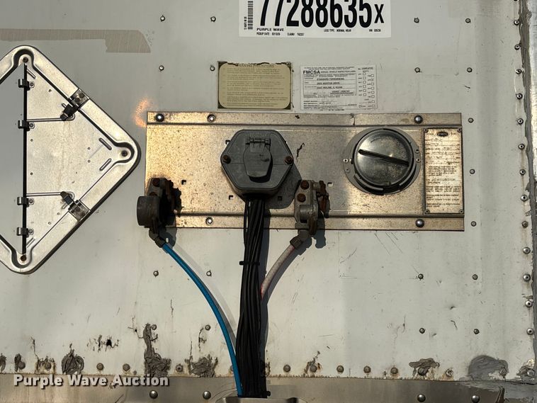 image for item YA2337 2013 Strick dry van trailer