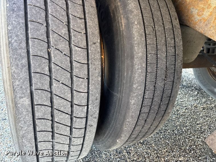 image for item YA2353 2004 Great Dane dry van trailer