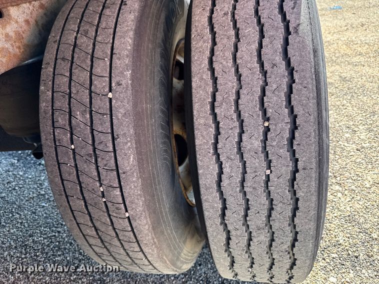 image for item YA2353 2004 Great Dane dry van trailer