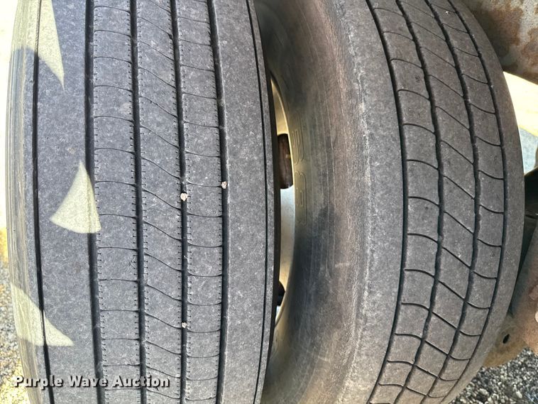 image for item YA2353 2004 Great Dane dry van trailer