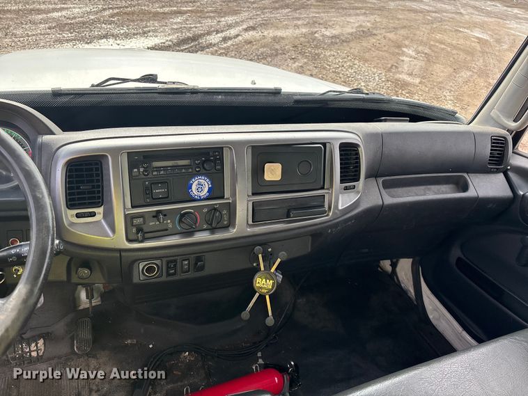 image for item YA2356 2013 Hino 338 box truck