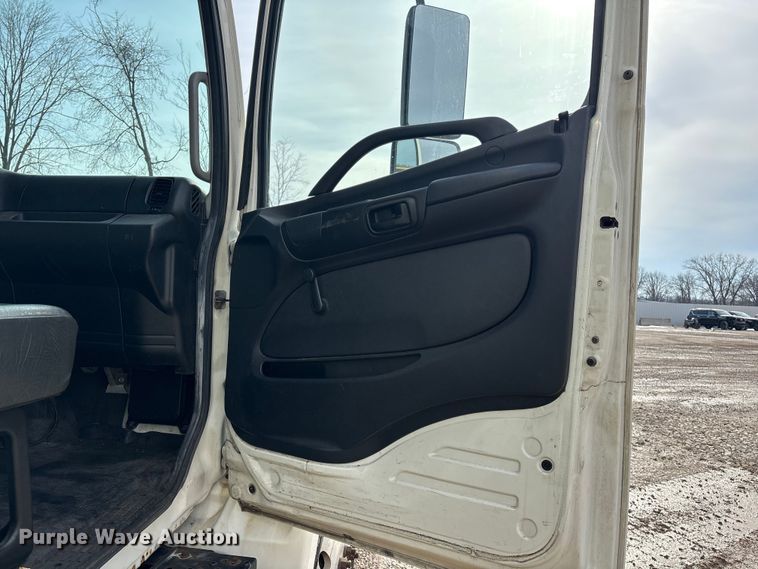 image for item YA2356 2013 Hino 338 box truck