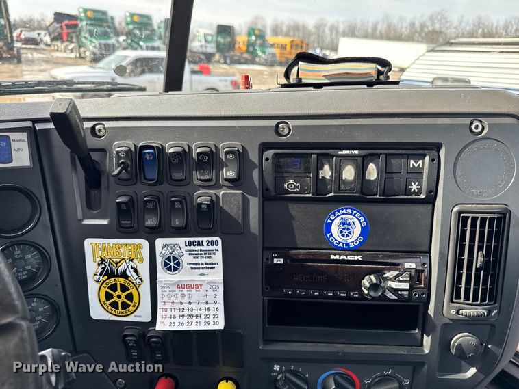 image for item YA2357 2016 Mack CXU613 semi truck