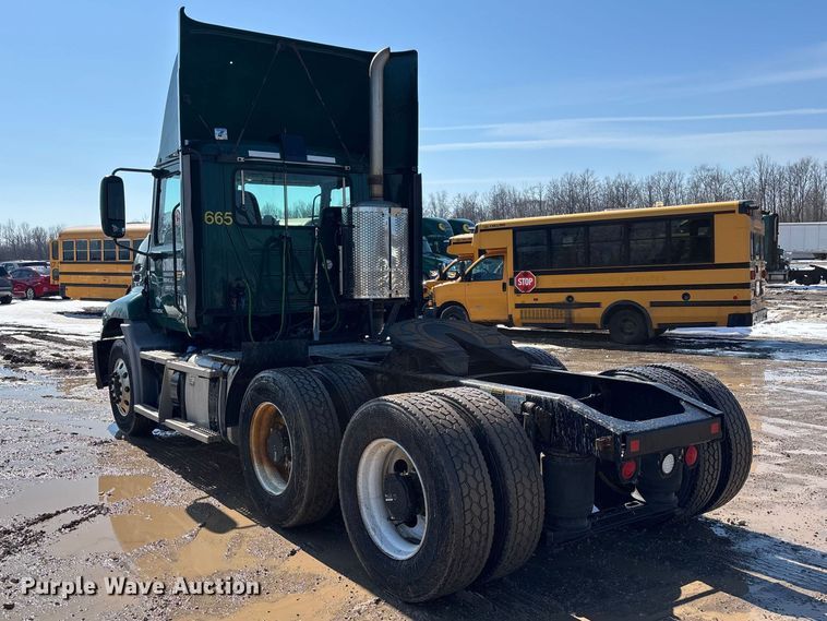 image for item YA2358 2016 Mack CXU613 semi truck