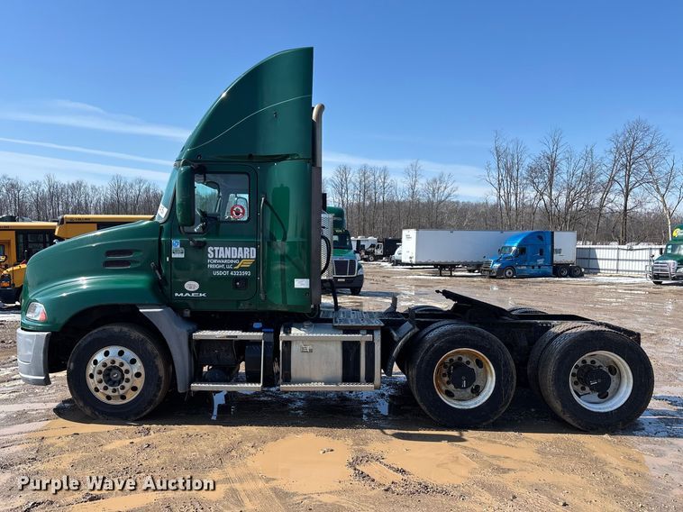 image for item YA2358 2016 Mack CXU613 semi truck