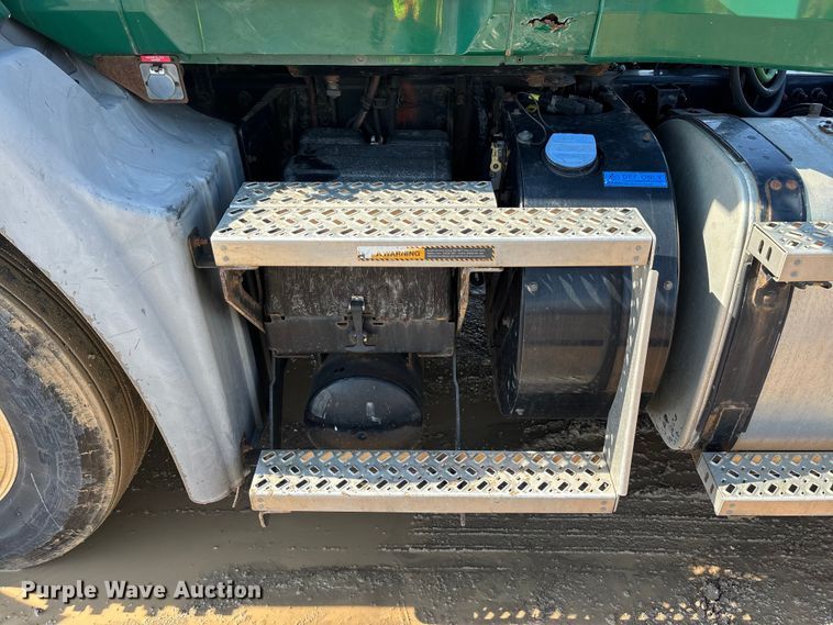 image for item YA2358 2016 Mack CXU613 semi truck