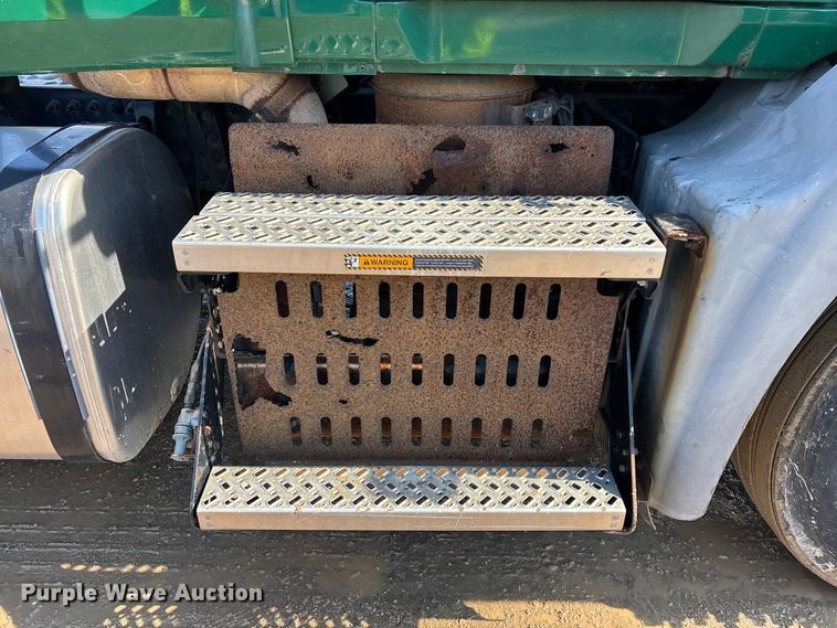 image for item YA2358 2016 Mack CXU613 semi truck