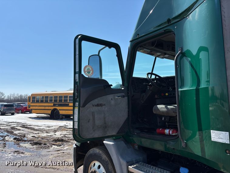 image for item YA2358 2016 Mack CXU613 semi truck