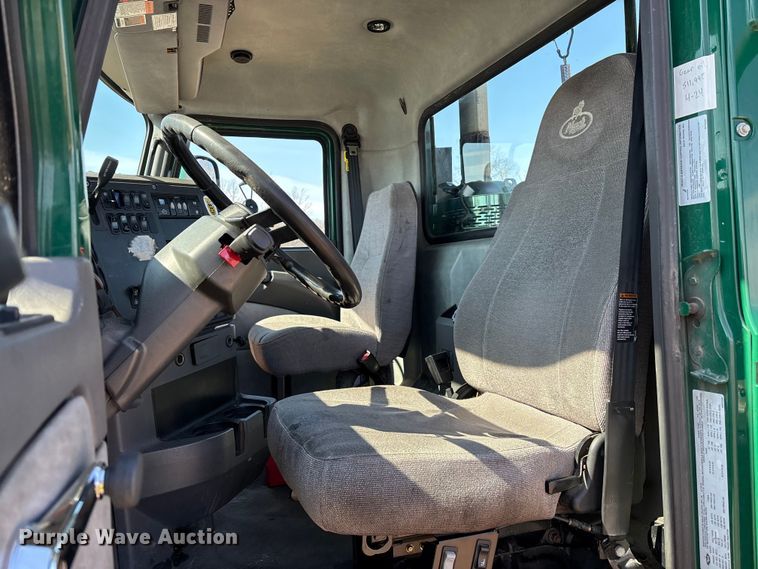 image for item YA2358 2016 Mack CXU613 semi truck