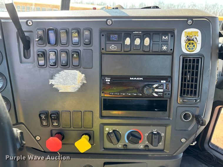 image for item YA2358 2016 Mack CXU613 semi truck