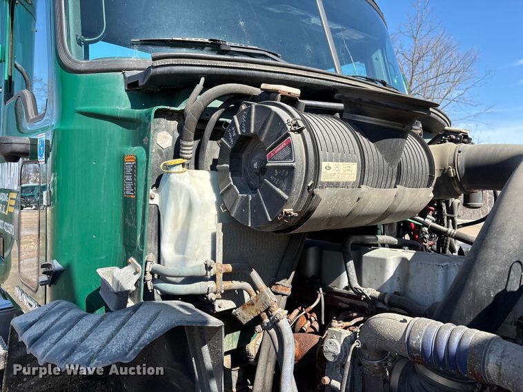 image for item YA2358 2016 Mack CXU613 semi truck