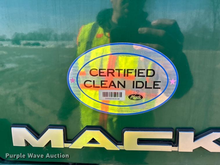 image for item YA2358 2016 Mack CXU613 semi truck