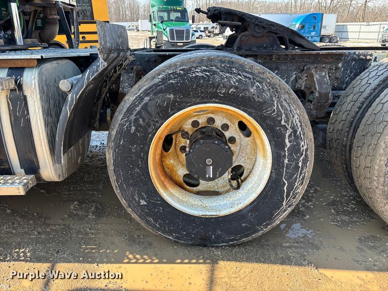 image for item YA2358 2016 Mack CXU613 semi truck