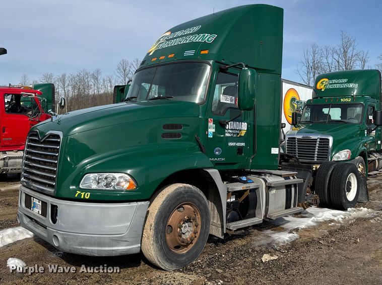 image for item YA2359 2016 Mack CXU613 semi truck