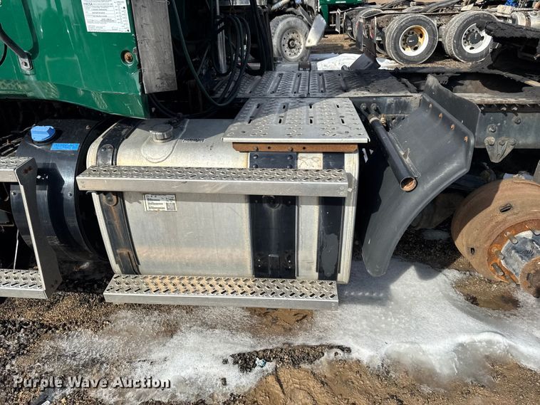 image for item YA2359 2016 Mack CXU613 semi truck