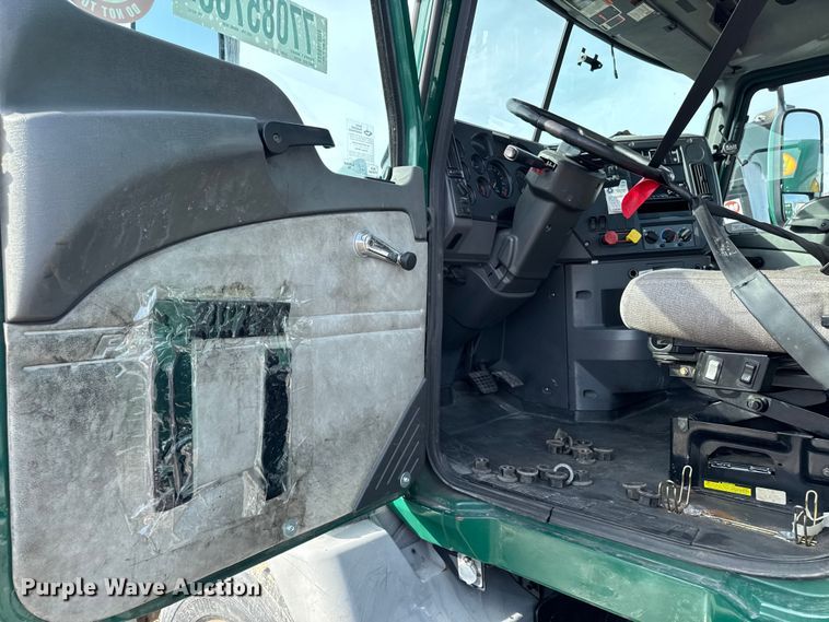 image for item YA2359 2016 Mack CXU613 semi truck