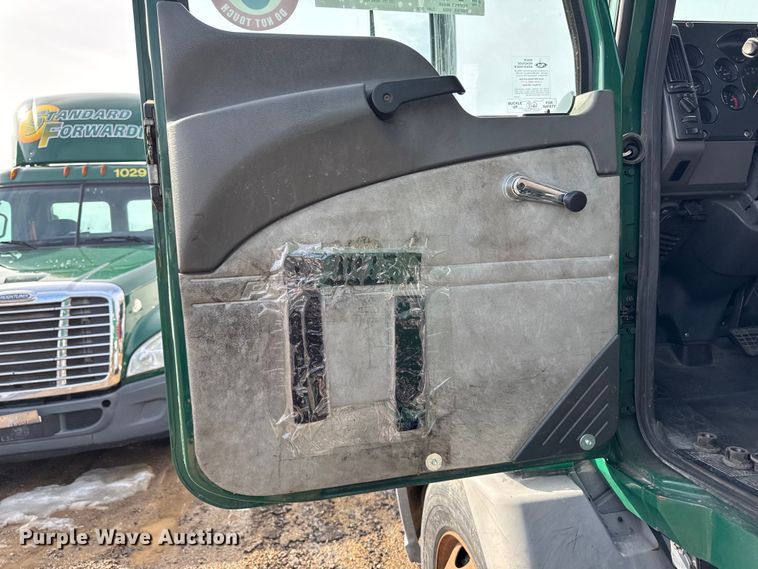 image for item YA2359 2016 Mack CXU613 semi truck