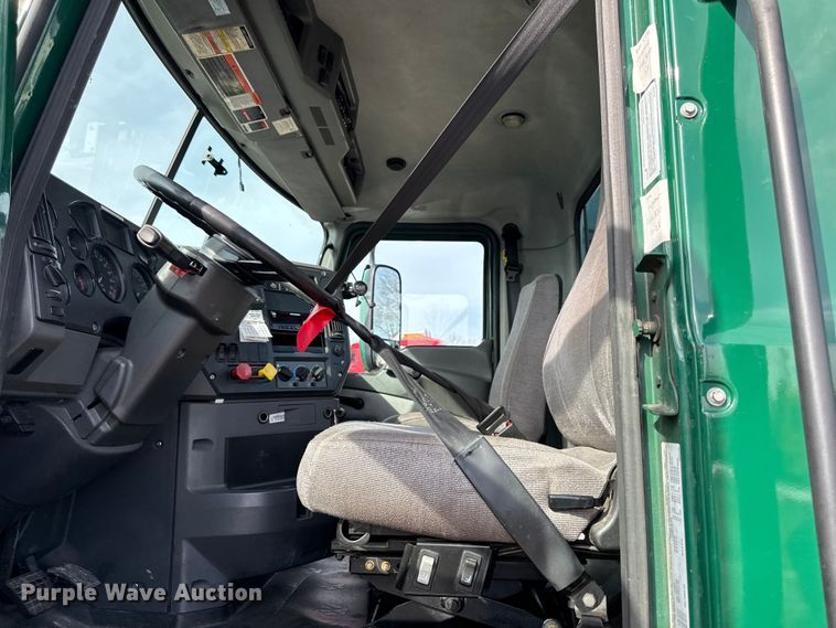 image for item YA2359 2016 Mack CXU613 semi truck