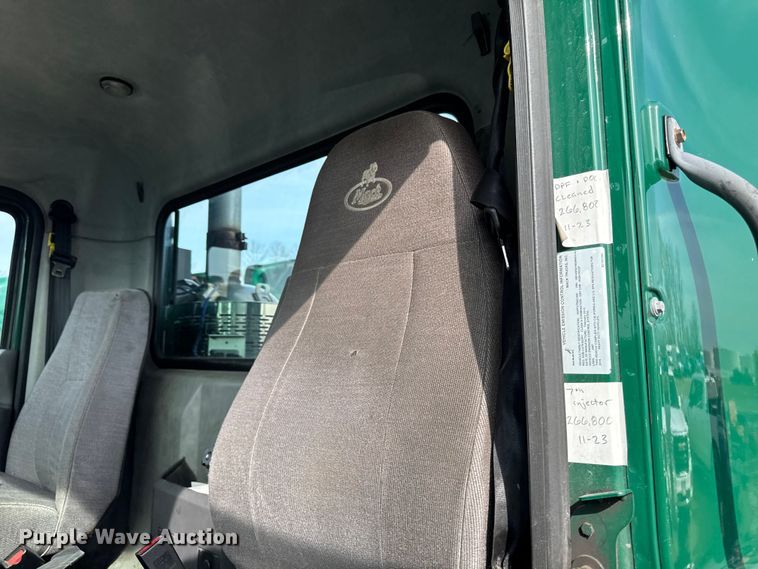 image for item YA2359 2016 Mack CXU613 semi truck