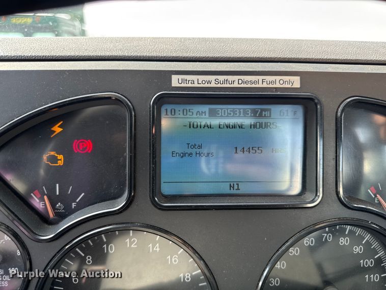 image for item YA2359 2016 Mack CXU613 semi truck