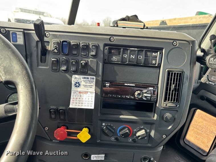 image for item YA2359 2016 Mack CXU613 semi truck