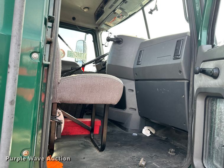 image for item YA2359 2016 Mack CXU613 semi truck