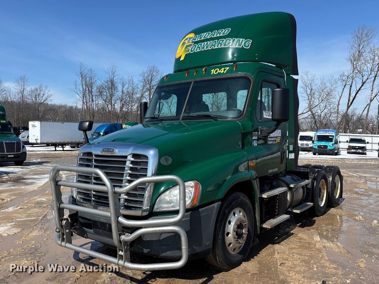 image for item YA2360 2017 Freightliner Cascadia 125 semi truck