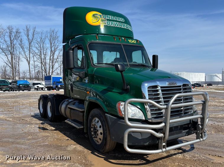 image for item YA2360 2017 Freightliner Cascadia 125 semi truck