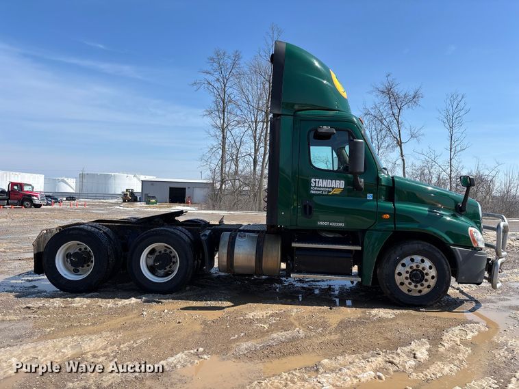 image for item YA2360 2017 Freightliner Cascadia 125 semi truck