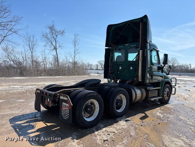 image for item YA2360 2017 Freightliner Cascadia 125 semi truck