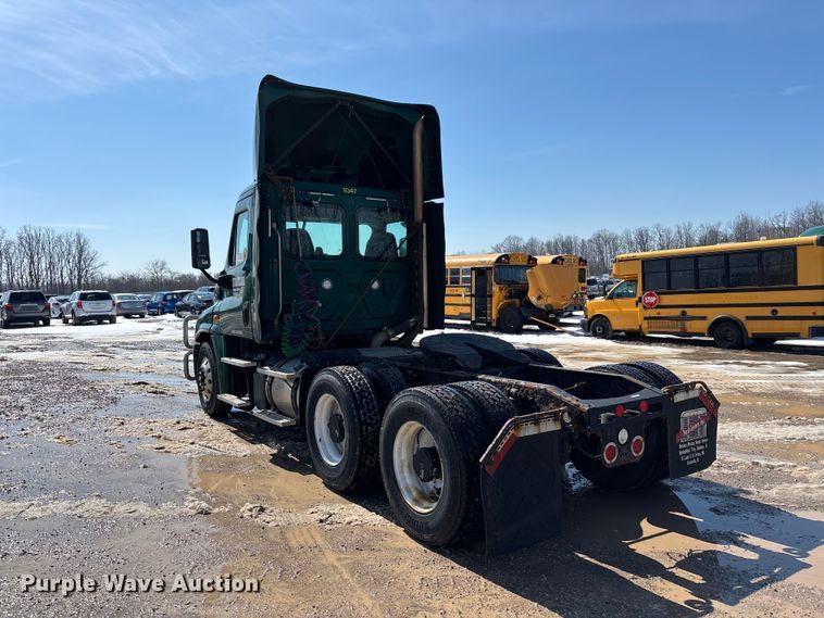 image for item YA2360 2017 Freightliner Cascadia 125 semi truck