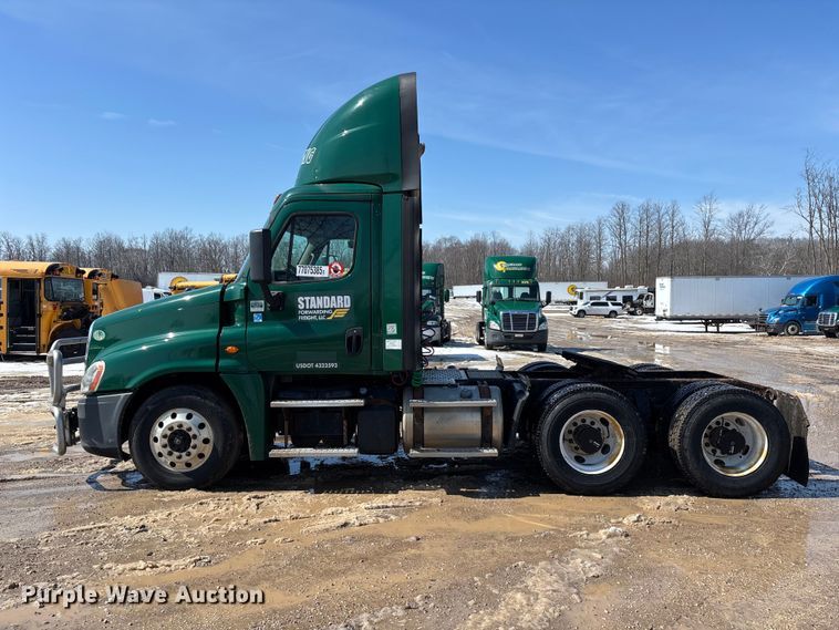 image for item YA2360 2017 Freightliner Cascadia 125 semi truck