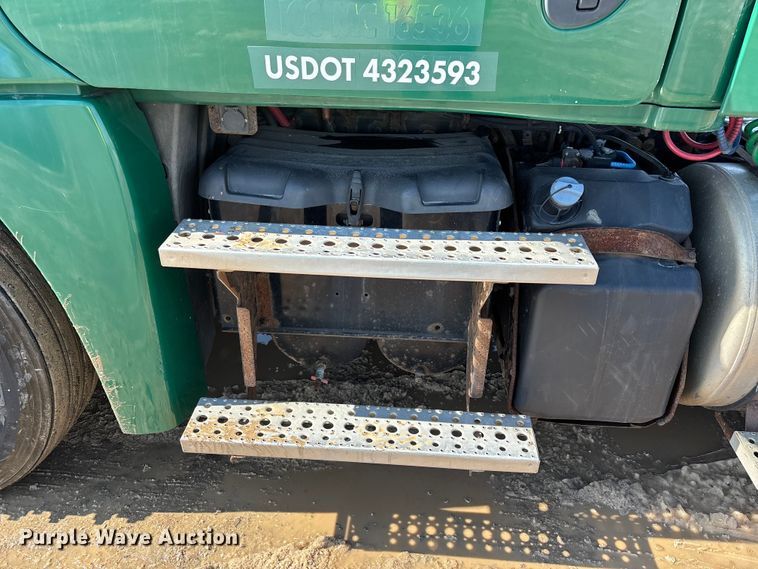 image for item YA2360 2017 Freightliner Cascadia 125 semi truck