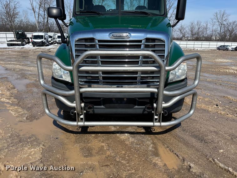 image for item YA2360 2017 Freightliner Cascadia 125 semi truck