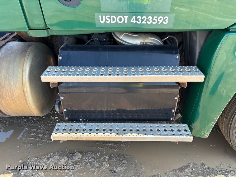 image for item YA2360 2017 Freightliner Cascadia 125 semi truck