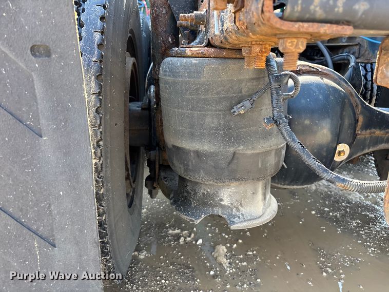 image for item YA2360 2017 Freightliner Cascadia 125 semi truck