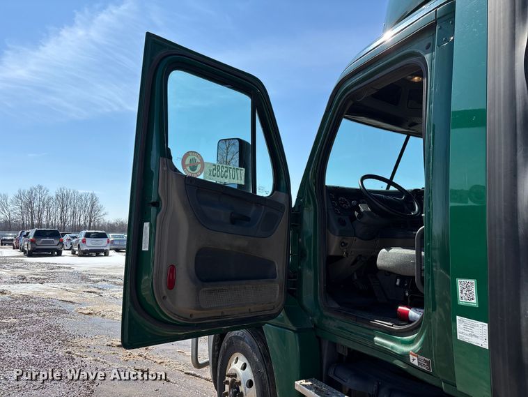 image for item YA2360 2017 Freightliner Cascadia 125 semi truck