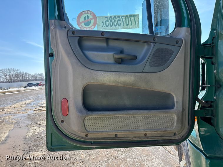 image for item YA2360 2017 Freightliner Cascadia 125 semi truck