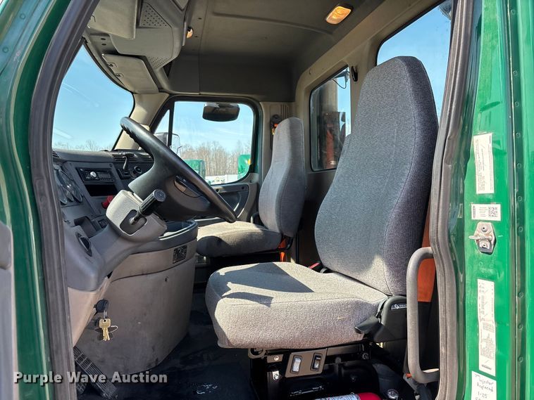 image for item YA2360 2017 Freightliner Cascadia 125 semi truck