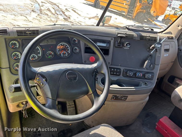 image for item YA2360 2017 Freightliner Cascadia 125 semi truck