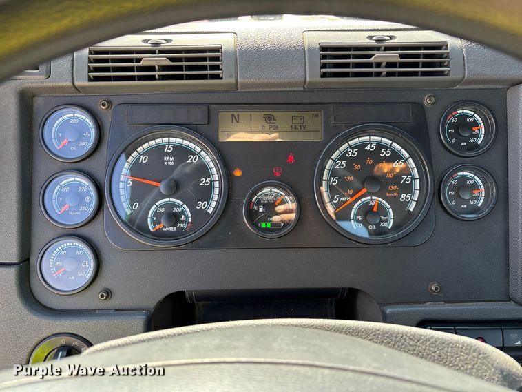 image for item YA2360 2017 Freightliner Cascadia 125 semi truck