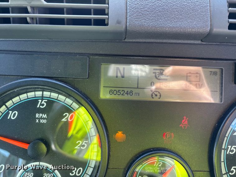 image for item YA2360 2017 Freightliner Cascadia 125 semi truck