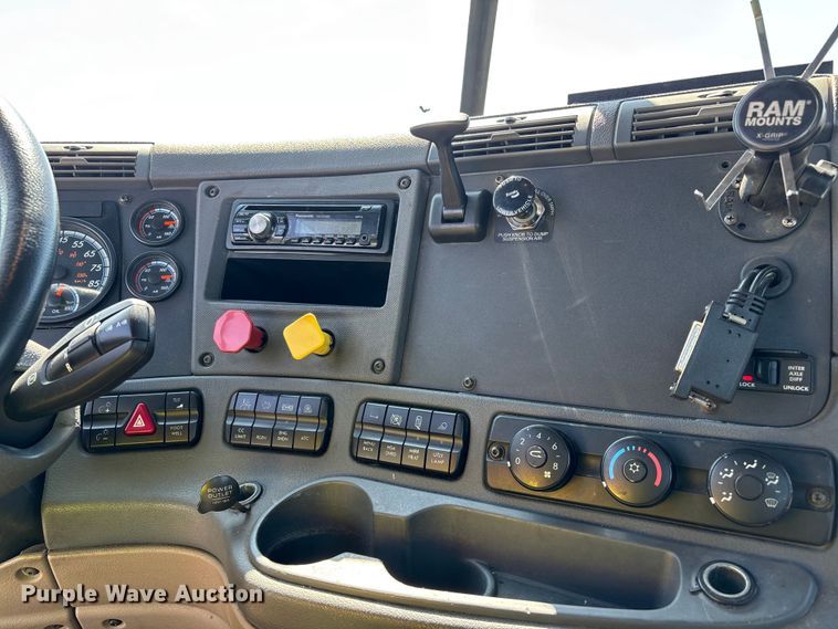 image for item YA2360 2017 Freightliner Cascadia 125 semi truck